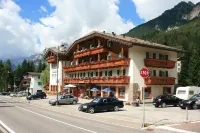 Hotel Rododendro Val di Fassa Hotele w: Mazzin