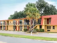 Econo Lodge Hotels in Suwannee County