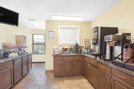 Super 8 by Wyndham Nixa/Springfield Area Отели в г. Никса