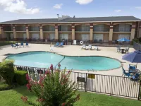 Howard Johnson by Wyndham Oklahoma City Airport/ Fairgrounds Hotels near Athena Mall