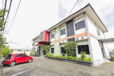 RedDoorz at Hotel Nuansa Ngawi Hotel dekat Taman Sukowati