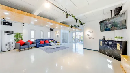 Daebudo the White Pool Villa Отели рядом с достопримечательностью «365 대부도 캠핑시티»