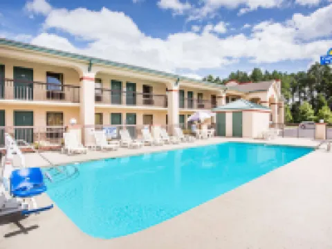 Days Inn & Suites by Wyndham Columbia Airport Hotels in West Columbia