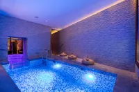 Hotel Kings Court - Pools