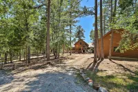 Peaceful Cabin w/ Deck + Scenic Mtn Views! - chambre d’hôtes