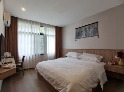 Pingwu Yunshang Yaju Homestay (Fujiang South Road West Section)