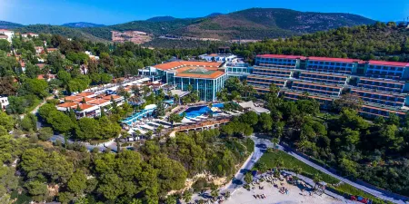 Pine Bay Holiday Resort Отели в г. Bayraklidede Mahallesi
