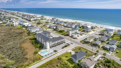 Tiffany's Motel & Condos Hotel di North Topsail Beach