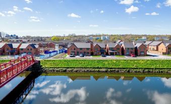 Stunning 2-Bed House in Manchester with Canal View