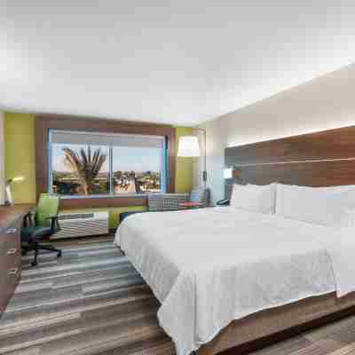Holiday Inn Express & Suites Lake Havasu - London Bridge Rooms