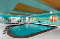 Holiday Inn Express & Suites LATHROP by IHG - Pool