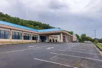 Howard Johnson by Wyndham Salem Hotel & Conference Center - parking