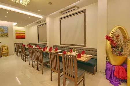 Hotel Sai Jashan Shirdi - Where Blessings & Comfort Meet Отели в г. Ахмеднагар