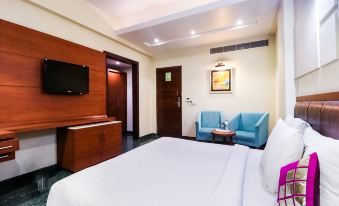 La Silver Leaf Hotel