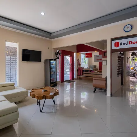 RedDoorz Near Bojonegoro Train Station