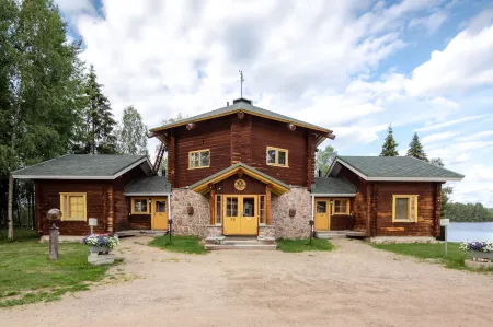 Lapland Hotels Ounasvaara Chalets Отели рядом со станцией Железнодорожная станция Рованеми