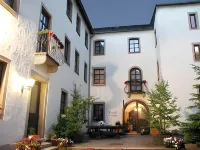 Hotel Maxplatz Hotels near Labyrinthruine im Bürgerpark Theresienstein