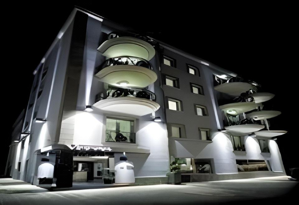 Victoria Hotel - Housity