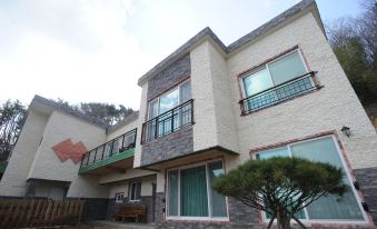 Geoje Atria Hill Pension
