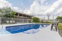 Quality Hotel & Suites - Pools