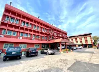 Chainat Grand Hotel. Hotels near Chainatmuni National Museum