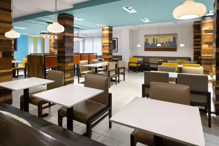 La Quinta Inn & Suites by Wyndham Atlanta Airport North