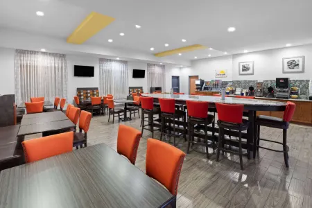 Days Inn & Suites by Wyndham Lubbock Medical Center Отели рядом с достопримечательностью «Thunderzone Family Fun»