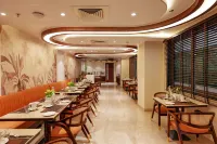 Regenta Place Jaipur , Jaipur - สระว่ายน้ำบนดาดฟ้า
