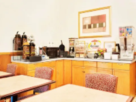 Super 8 by Wyndham Marshall Hotels in Saline County