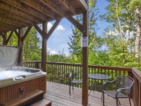 Mountain Views & just mins to City! Wood burning Fireplace, Hot tub, Fire pit Hotels in Cherry Log