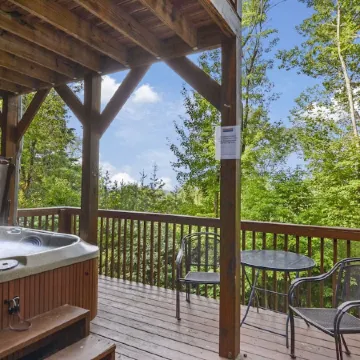 Mountain Views & just mins to City! Wood burning Fireplace, Hot tub, Fire pit
