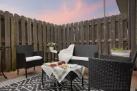 Escape to Luxury: Nashville's Chic Townhouse Haven/ Near Gulch and Downtown