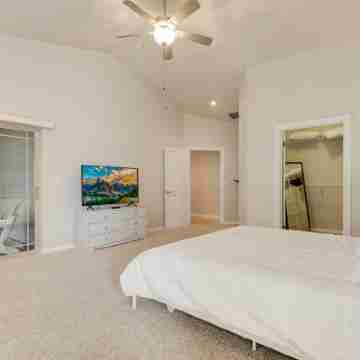 Spacious 1 Level Sisters Home - Walk to Downtown Rooms