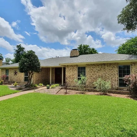 Your Spacious Private Getaway with Pool , 5 bedrooms, sleeps up to 12 guests