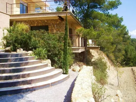 Near Barcelona, comfortable vacation apartment in country house surrounded by vineyards Отели в г. Абіньюнет-дал-Панадес