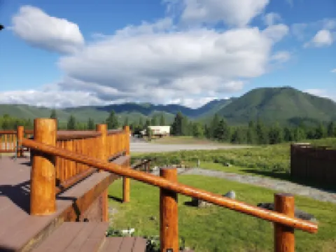 Rustic 1 bedroom, 1 bath, 2 minutes from the West Glacier Park