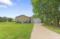 Smithville Lakehouse Country Living up to 15 guests! Hotels in Clay County