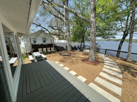 Lake front house with beautiful views and walking distance to Indiana Beach.