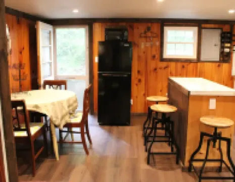Cozy Creekside Cottage with Skiing & Hiking Nearby