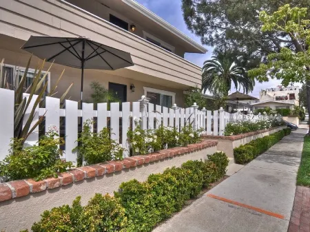 Clean & Close to Beach & Village with A/C-Loft & Garage Отели в г. Ньюпорт-Бич