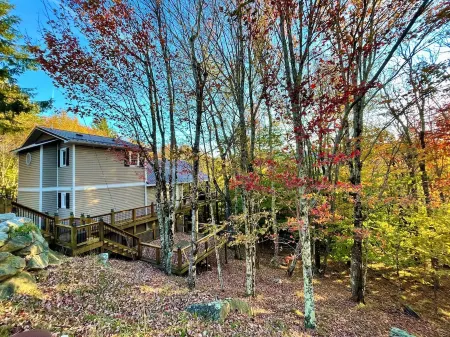 Fall Colors / Amazing Deck w/ Fireplace & TV / Hiking / Skiing / Wineries / Pets