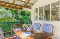 2BR Cottage on 1 Acre. Air Con & King Beds.
