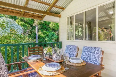 2BR Cottage on 1 Acre. Air Con & King Beds. Отели в г. Ейппун