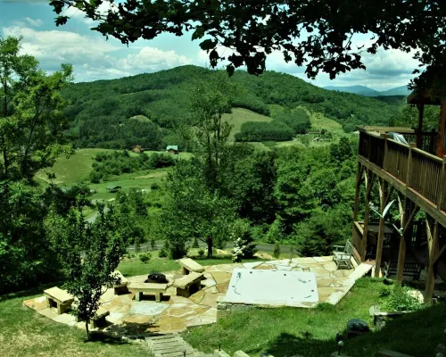 Awesome View 2500 Sqft Decks 8 Person Spa Mins to Blue Ridge Pkway & New River Hotels in Pine Swamp