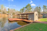 Dog Friendly, 370+ ft of Waterfront, Dock Access and Kayaks!