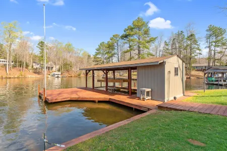 Dog Friendly, 370+ ft of Waterfront, Dock Access and Kayaks!