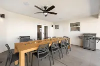 Quail Crossing-Modern Poolside Retreat w/Hot Tub. Close to remote JTree entrance Hotel a Twentynine Palms