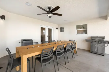 Quail Crossing-Modern Poolside Retreat w/Hot Tub. Close to remote JTree entrance Отели в г. Туэнтинайн-Палмс