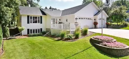 The All Inn: Spacious 3-Bedroom Home 1 Minute from Shattuck-St. Mary's School!