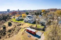 Candy Apple: Family Friendly Downtown LYH Getaway